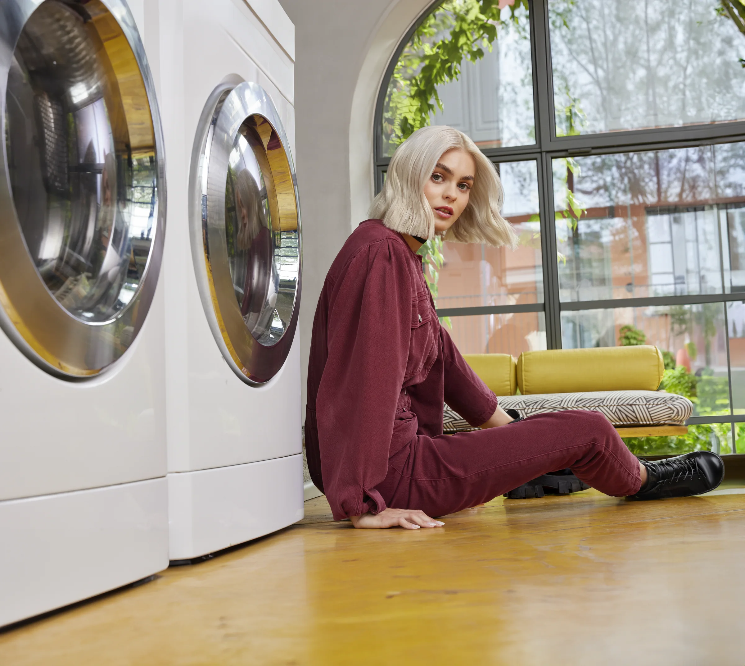 Línea de productos capilares Yellow Professional sobre superficie clara